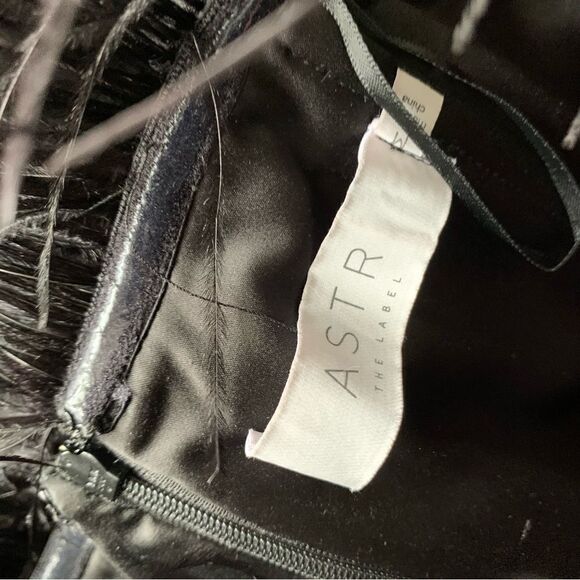 ASTR BLACK FEATHER‎ MINI DRESS - Picture 12 of 13